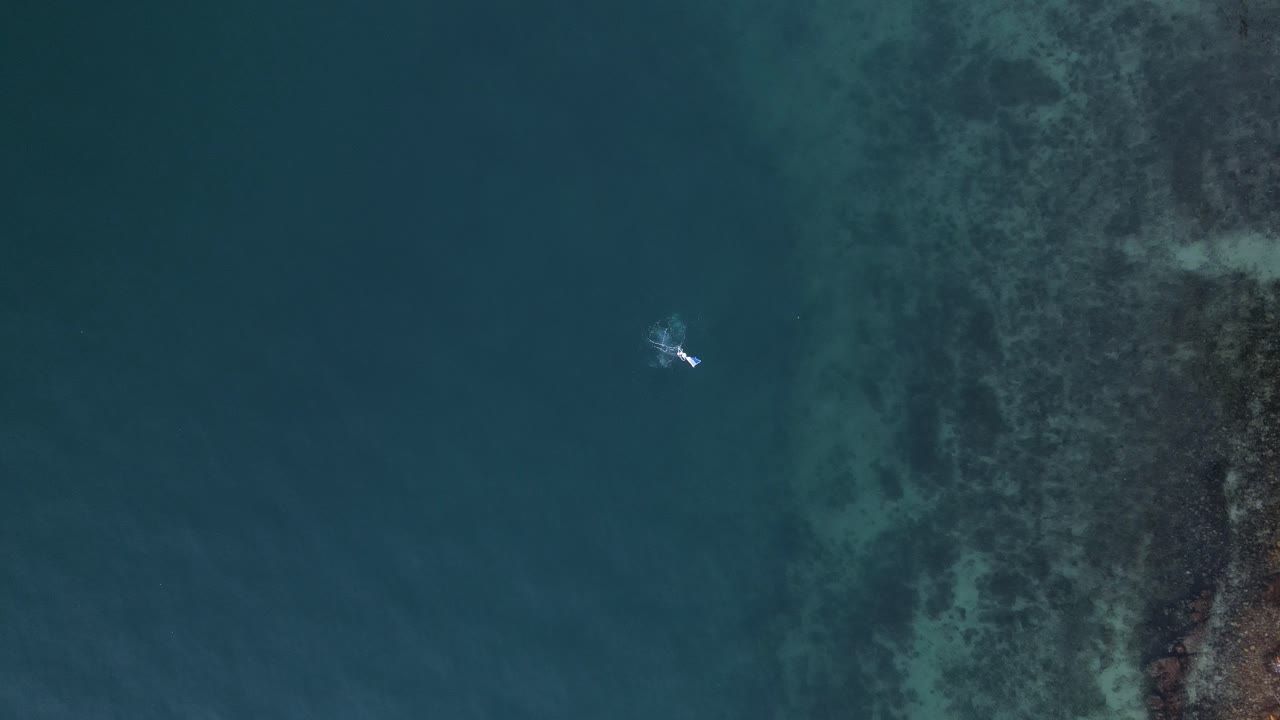열대 암초 구조의 가장자리에 있는 수중 스쿠버 다이버의 드론 뷰