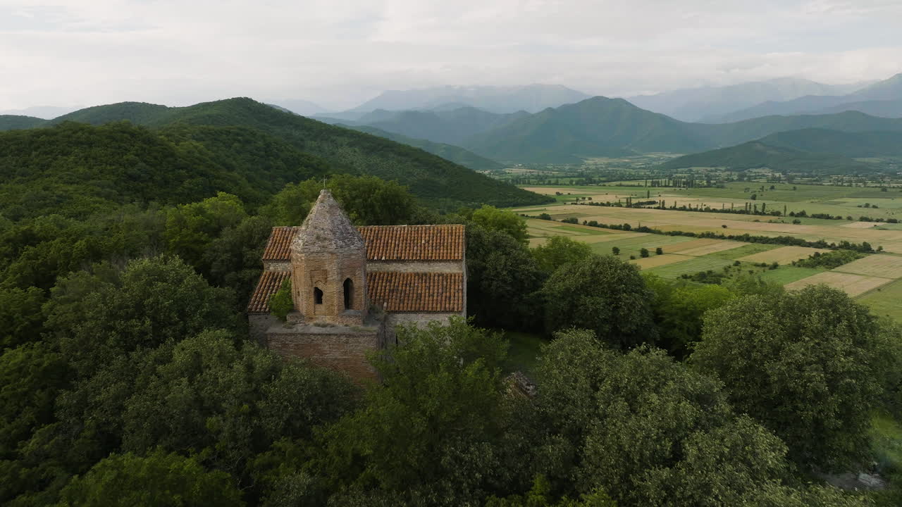 volando hacia la iglesia de juan bautista de zemo alvani, georgia, antena