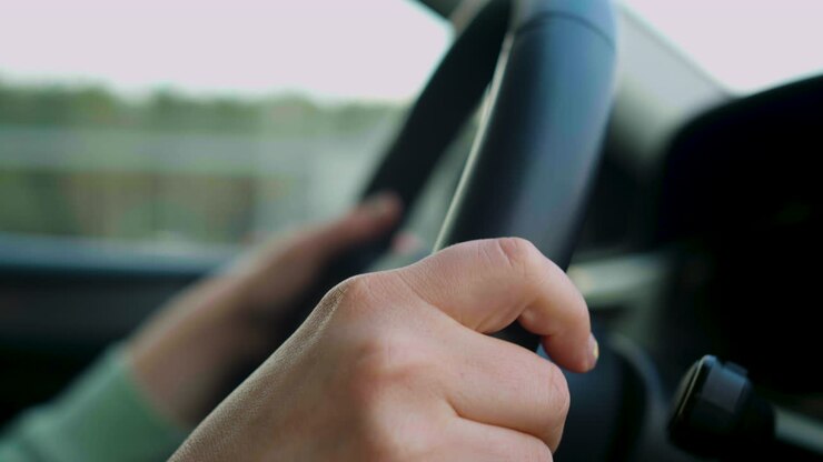 Donna che guida un'auto