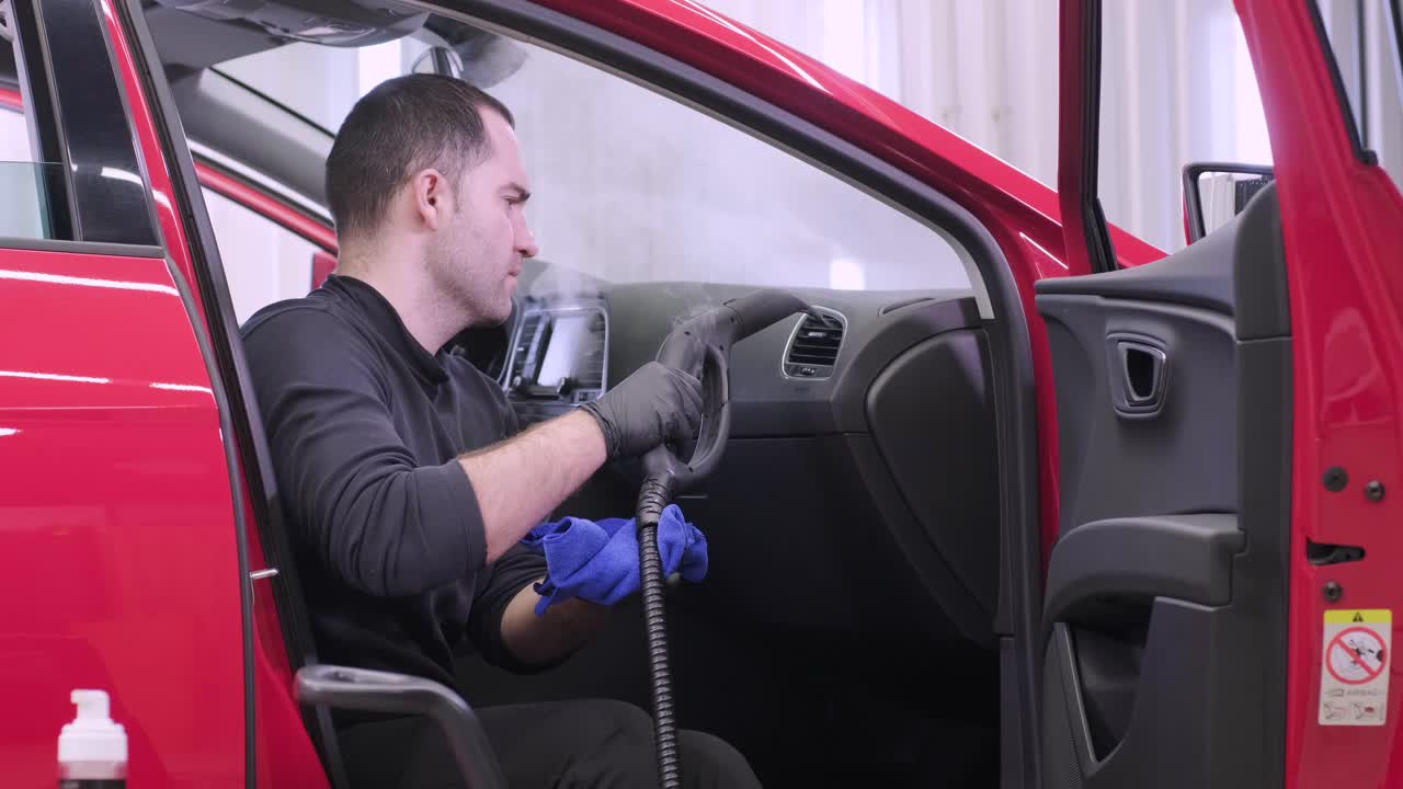 전문적인 자동차 청소. 샤워. 의 건조 청소 및 세부 사항. 바디의 깊은 청소, 좌석 청소. 자동차 세탁에서 거품을 는. 먼지에서 자동차 패널을 청소하는. 진공청소기