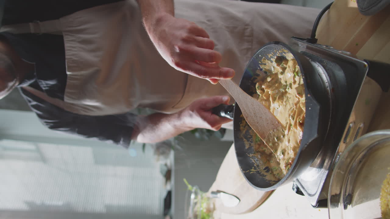 요리사 가 부 에서 김 을 하고 있다