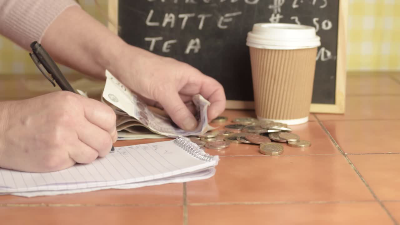 Proprietario di un bar che sistema i conti a fine giornata