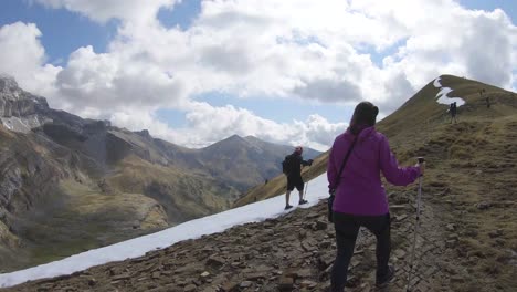 los excursionistas caminan hasta la cima de la montaña, crecimiento personal