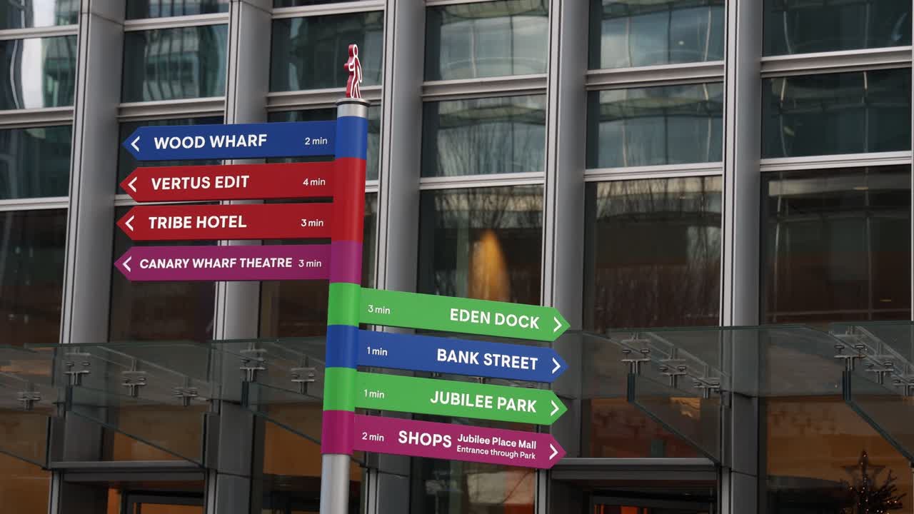 Segnali stradali nel quartiere di Canary Wharf che indicano diverse località della zona
