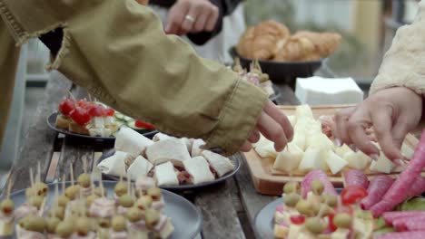 Toma-En-Cámara-Lenta-De-Una-Mesa-De-Madera-Llena-De-Croissants-Y-Bocadillos-De-Fiesta