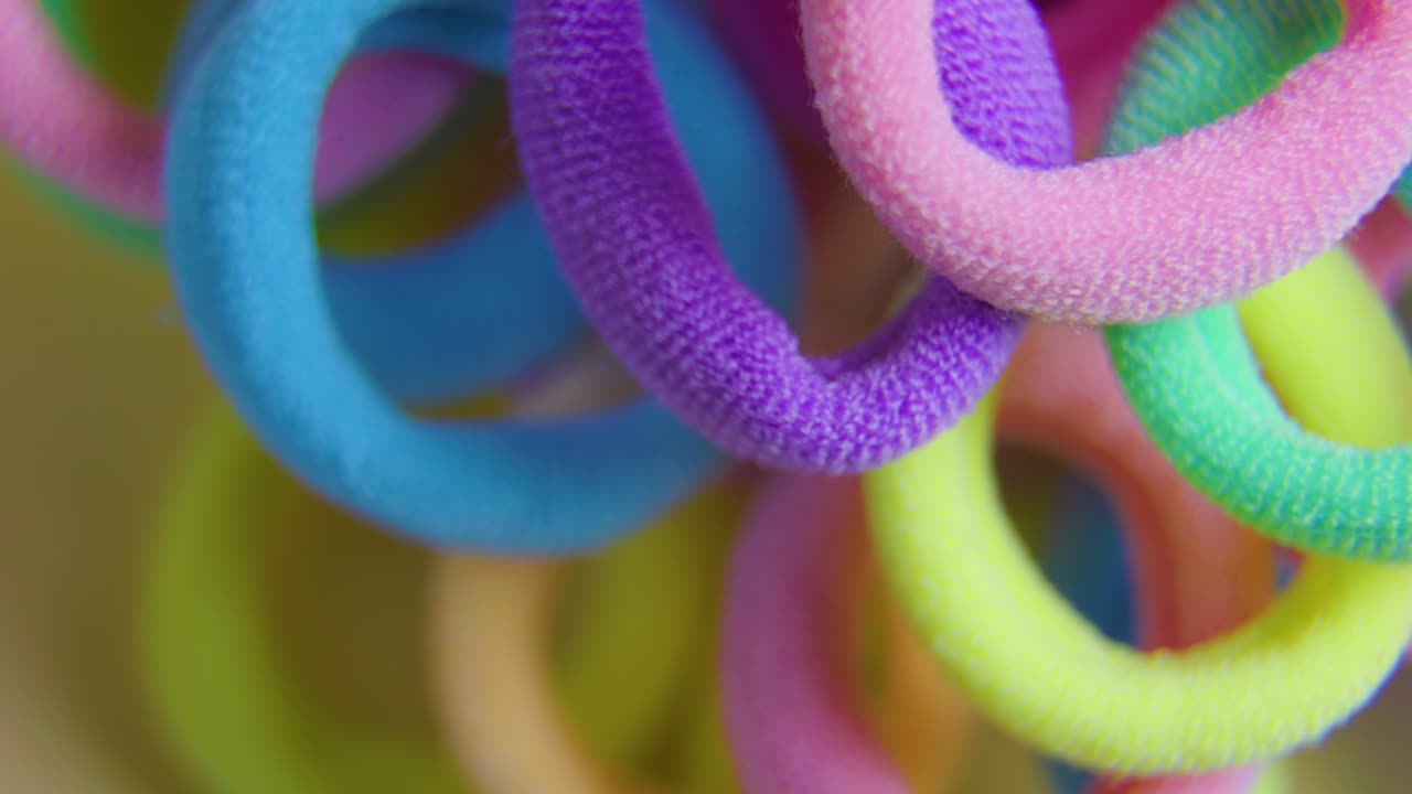 enfoque selectivo de un colorido giratorio de cerca bandas de goma