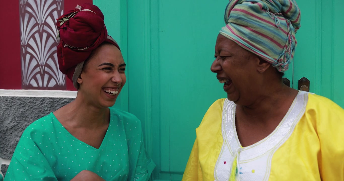 Mulheres Africanas Felizes em Trajes Tradicionais Conversando