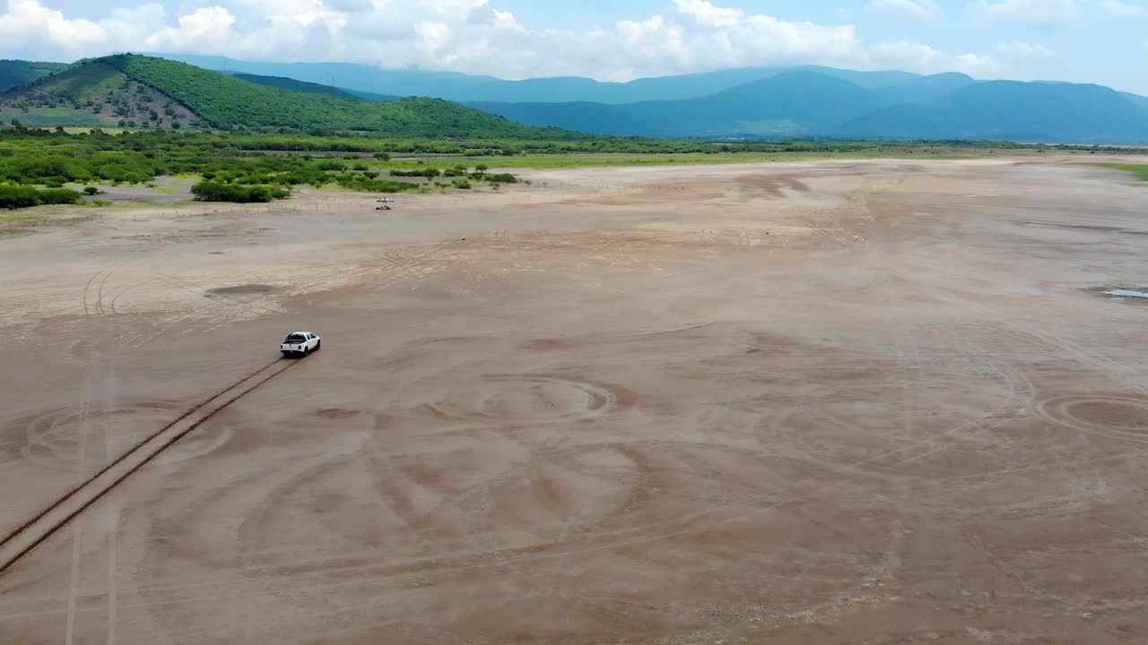 camioneta todoterreno en el desierto