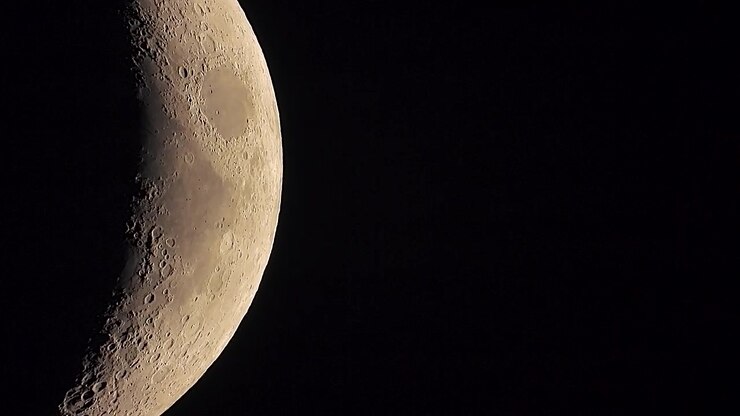Close-up da Lua Movendo-se Pelo Céu Noturno