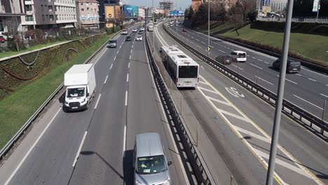 tráfico de autopistas en una ciudad
