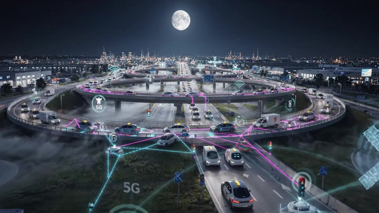 Paesaggio urbano futuristico con connettività intelligente ed energia rinnovabile sotto una luna piena, che mostra trasporti avanzati e infrastrutture cittadine