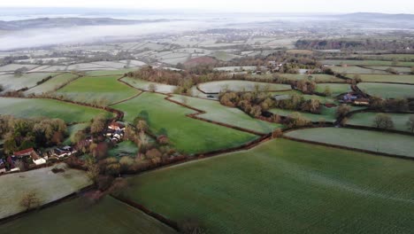 Aufsteigender-Schuss-Aus-Der-Luft-über-Die-Englische-Landschaft,-Um-Flussnebel-An-Einem-Frostigen-Wintermorgen-Zu-Enthüllen