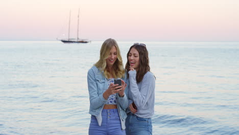 Friends,-phone-and-relax-on-beach-for-social-media