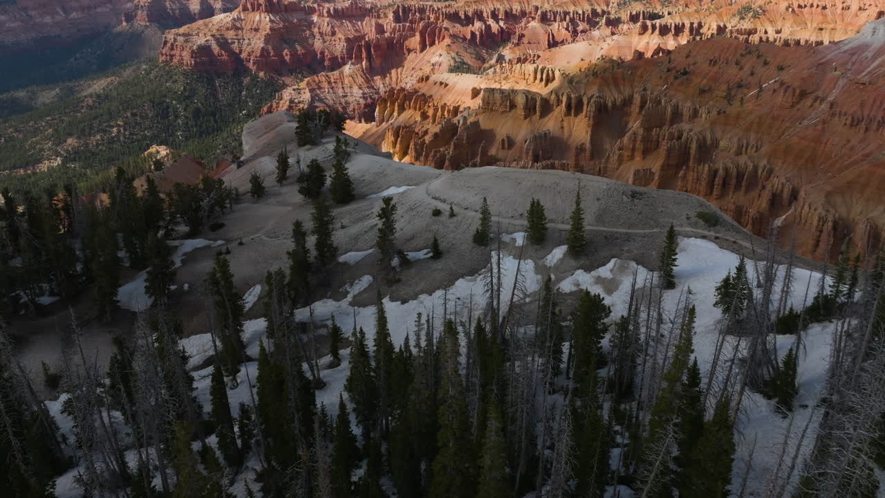 Veduta aerea che si inclina su una scogliera, rivelando formazioni rocciose, nel soleggiato Bryce Canyon, USA