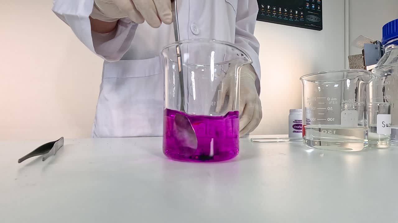 cambio de color en la demostración de la reacción química