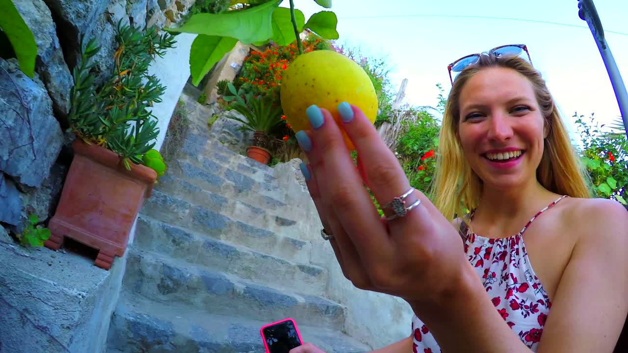 정원 에서 꽃 을 즐기는 여자 들