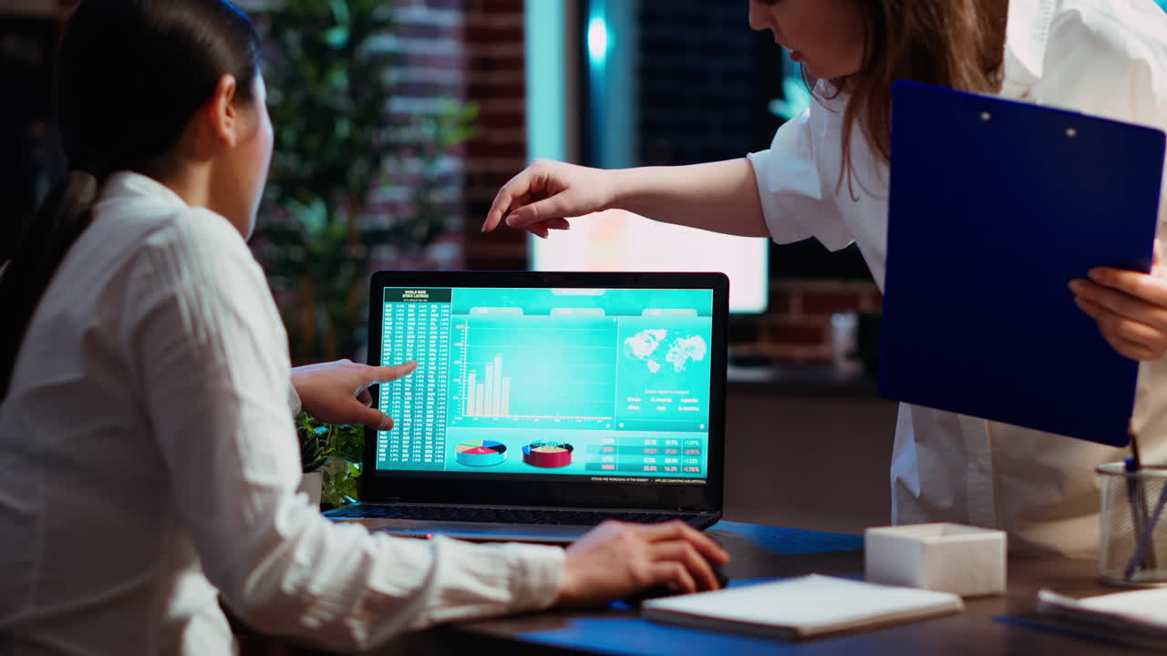 direttore e consulente finanziario dell'azienda che analizza i grafici statistici