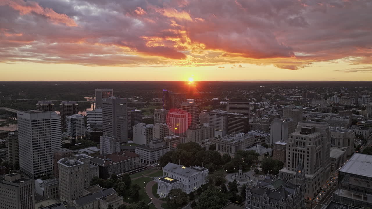 Vista aérea de Richmond, Virgínia, sobrevoo v104 do Distrito de Biotecnologia e MCV, capturando o edifício do capitólio estadual, a paisagem urbana do centro e o rio James sob um céu ao pôr do sol - Filmado com Mavic 3 Pro Cine - 30 de setembro de 2023
