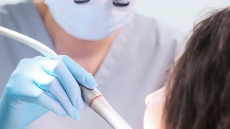 Dentista-Femenina-Realiza-Tratamiento-De-Procedimiento-Dental-Usando-Lupas-De-Aumento