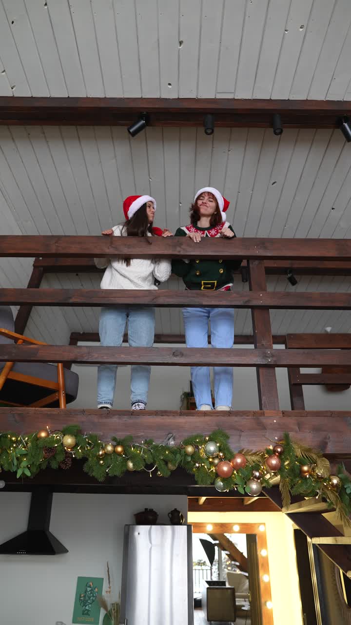 dos chicas disfrutando de las decoraciones de navidad.