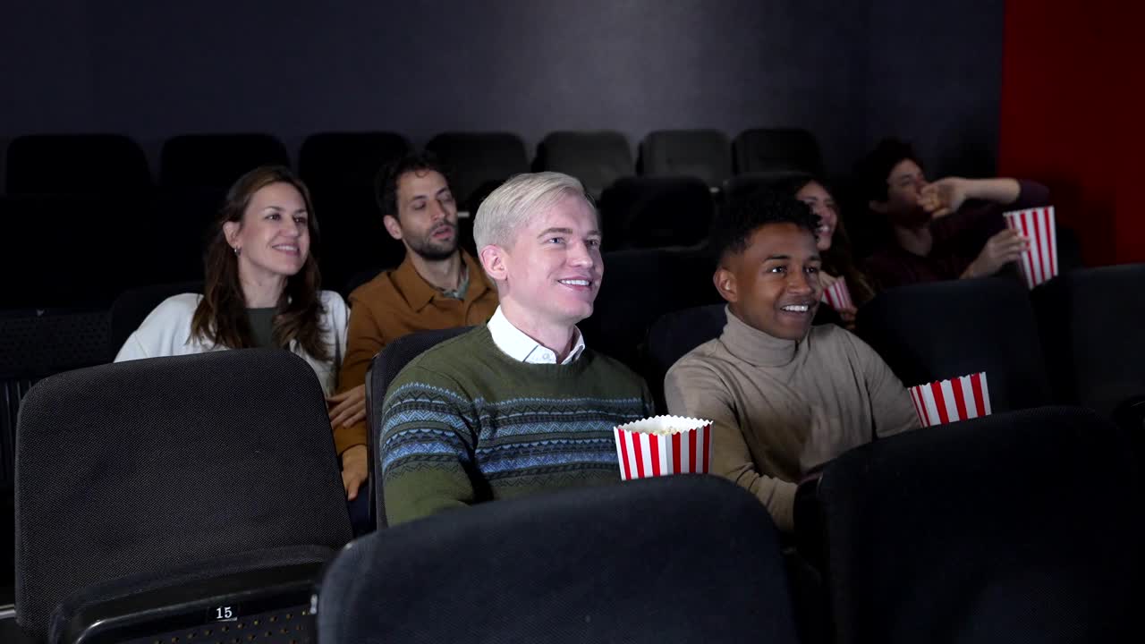 Persone che guardano un film in un cinema