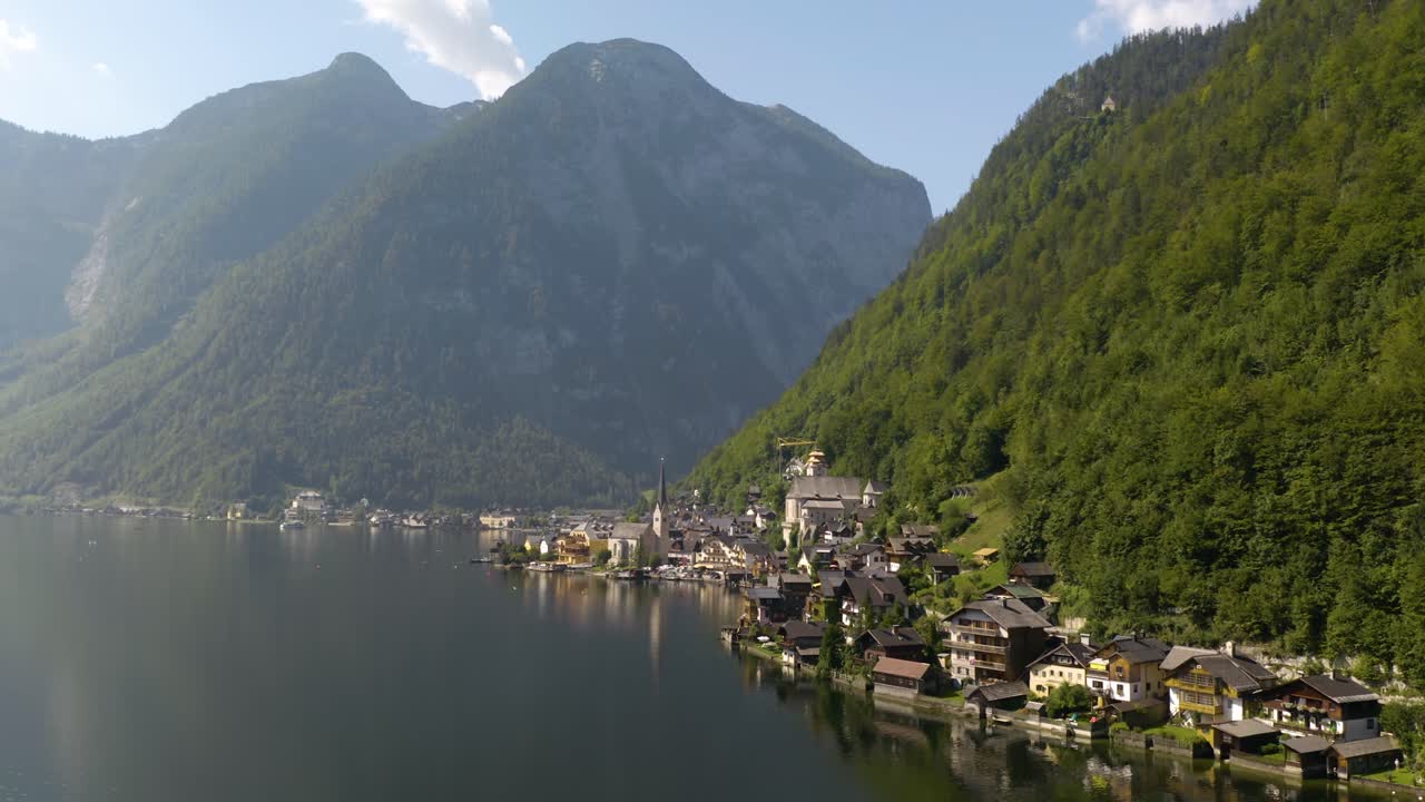 Ampia ripresa aerea di Hallstatt, Austria, in una splendida giornata estiva