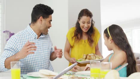 familia feliz almorzando juntos