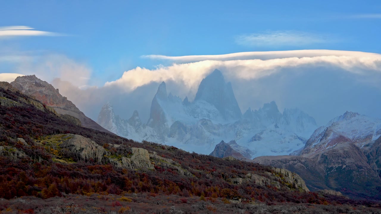 Timelapse di nuvole e nebbia che si muovono sulle vette innevate del Cerro Chalten, Argentina