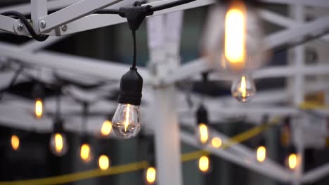toma estática de luces de cadena en una rejilla en un área para comer al aire libre durante la pandemia de covid 19