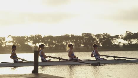 Equipo-De-Remo-Femenino-Entrenando-En-Un-Río.