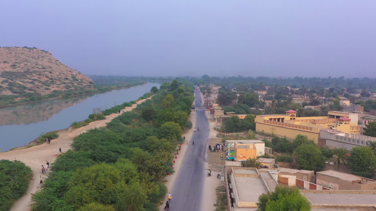 una vista de drones con el canal y la colina del pueblo de sindh, pakistán