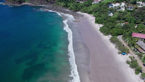 Playa-Flamingo,-Esta-Playa-Se-Encuentra-Cerca-De-Un-Muelle-Y-Hoteles,-Así-Como-De-Varios-Destinos-De-Diversión-Familiar