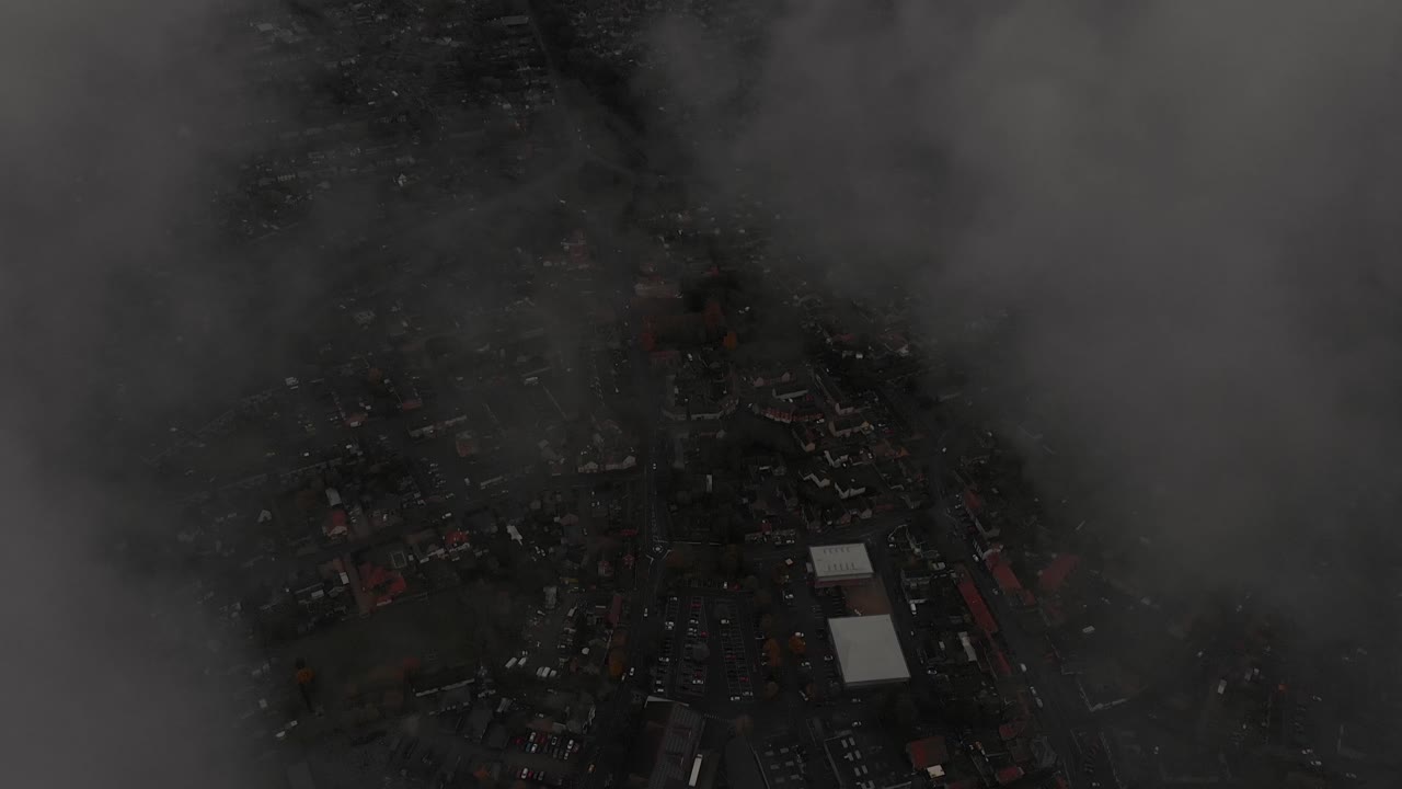 영국 테드포드 시의 구름 위를 날아다니는 조류의 눈의 공중 드론