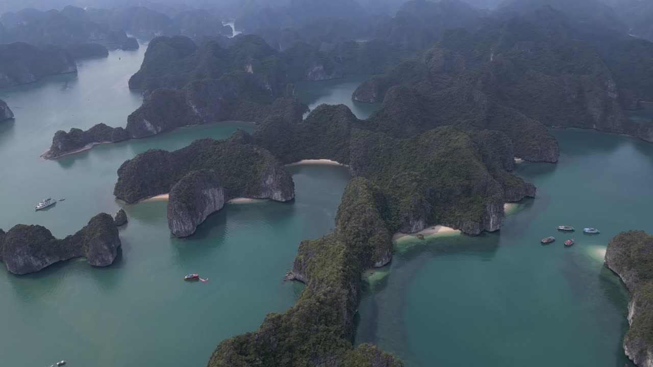 베트남 북부의 카트바 (cat ba) 와 할롱 (halong) 만에 있는 석회암 절벽 섬 그룹.