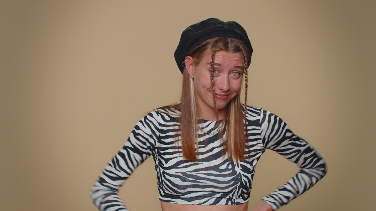 estás loca, fuera de ti, mujer apuntando a la cámara y mostrando un gesto estúpido, culpando a algún idiota