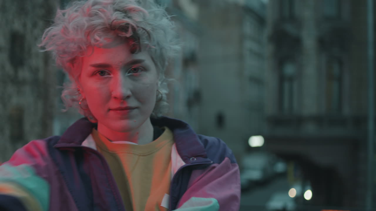 bailarina que realiza vogue al aire libre por la noche