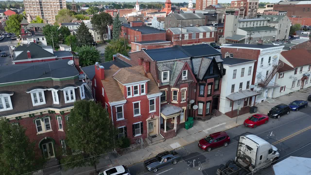 도시 거리에 있는 빅토리아 양식의 줄집