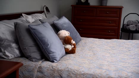 Teddybären-Auf-Dem-Großen,-Grauen-Bett