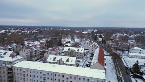 Winterschnee-Dorfhäuser-Bewölkter-Himmel-Deutschland