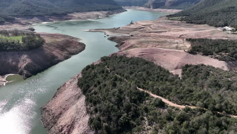 Depósito-De-Agua-En-Sau-Cataluña-En-Condiciones-Extremas-De-Sequía,-Vista-Aérea