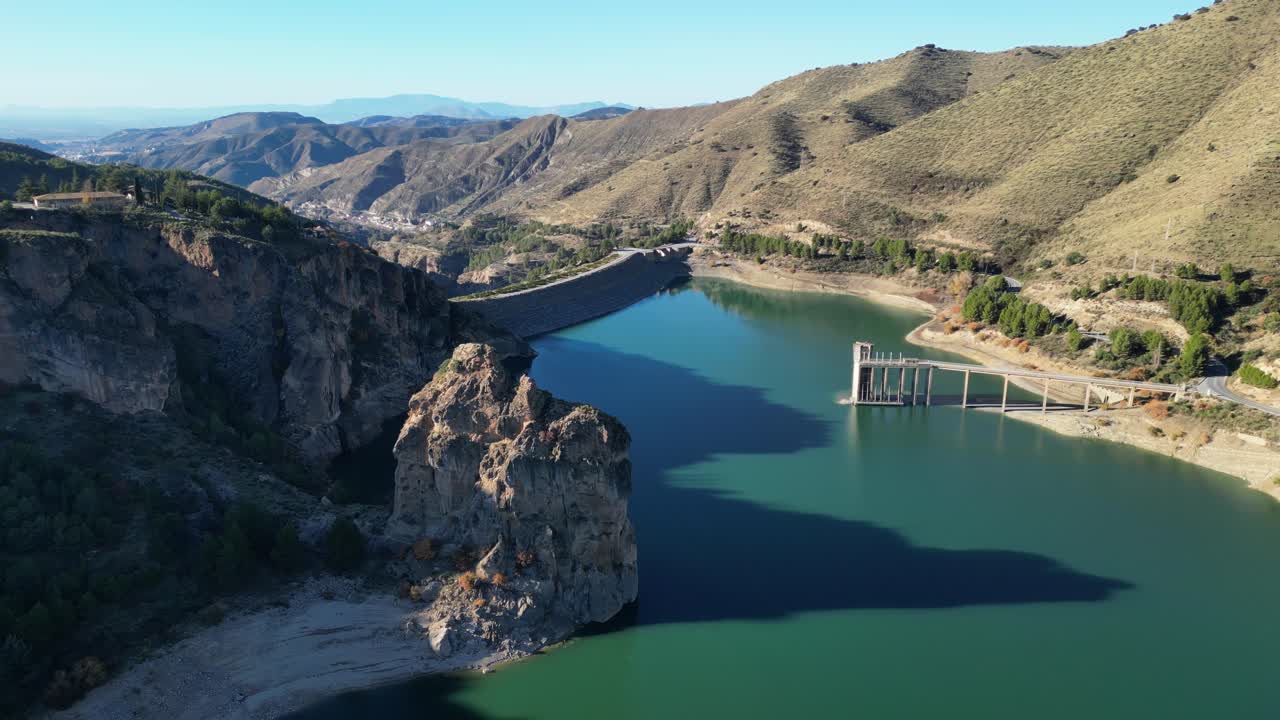 embalse de agua de canales en sierra nevada, andalucía, españa - antena 4k dando vueltas