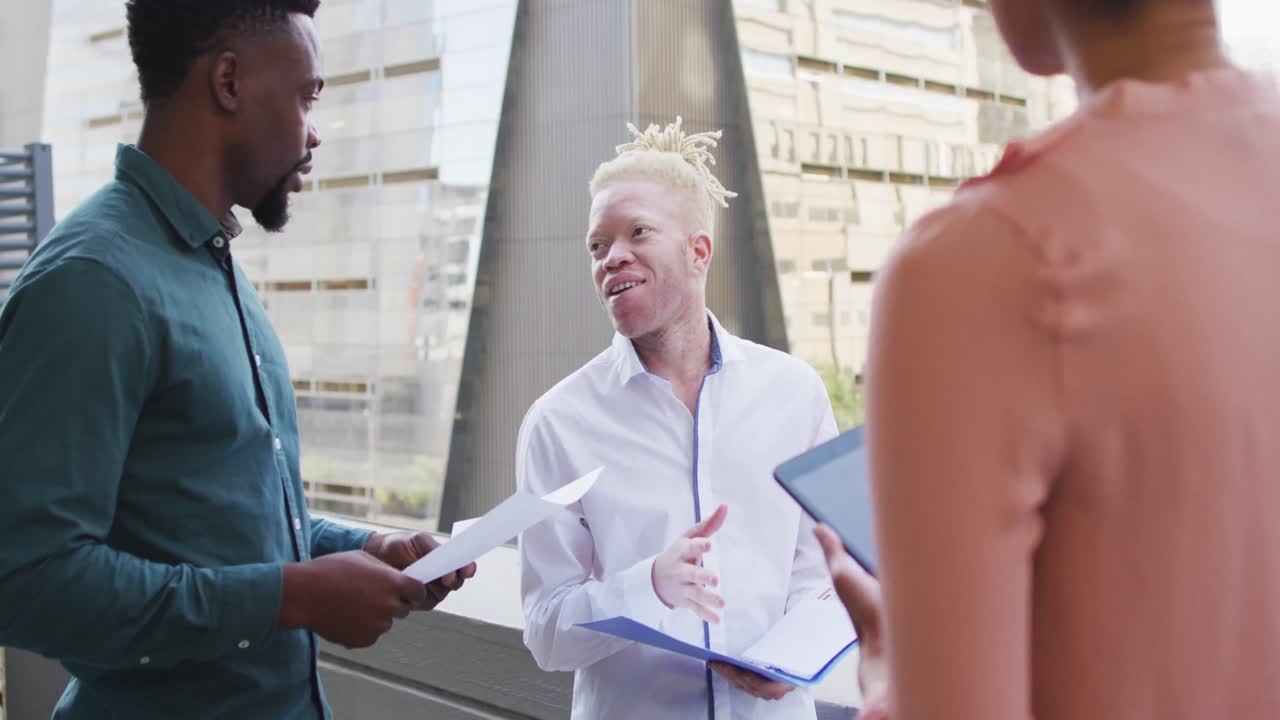 diversas personas de negocios discutiendo con tableta y documentos en la oficina creativa