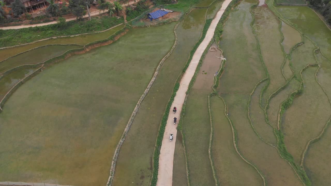 모터사이클이  ⁇  ⁇  사이 도로를 운전 베트남, 공중