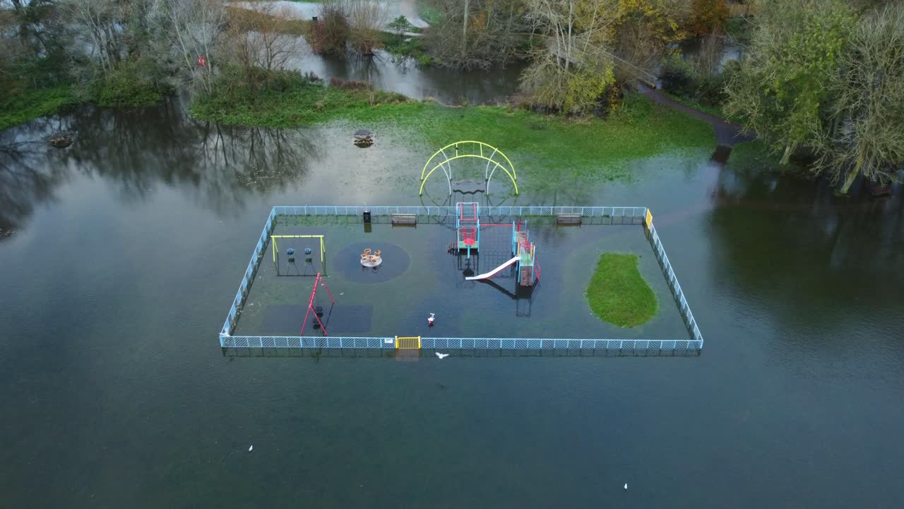 영국에서 폭풍과 극심한 날씨로 인해 어린이 놀이터가 침수되었습니다.