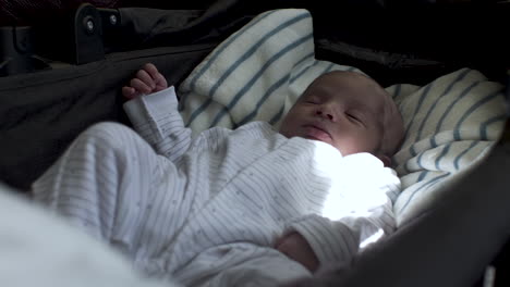 recién nacido asiático tranquilo durmiendo en una cama infantil