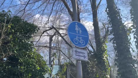 signo alemán que apunta a un pie dividido y carril bici en ambas direcciones