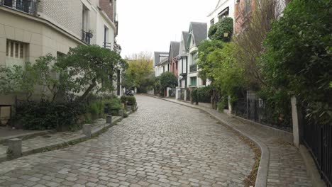 calle parisina y edificios de montmartre