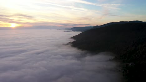 Mar-De-Nubes-En-La-Puesta-De-Sol-Junto-A-Las-Montañas--aérea