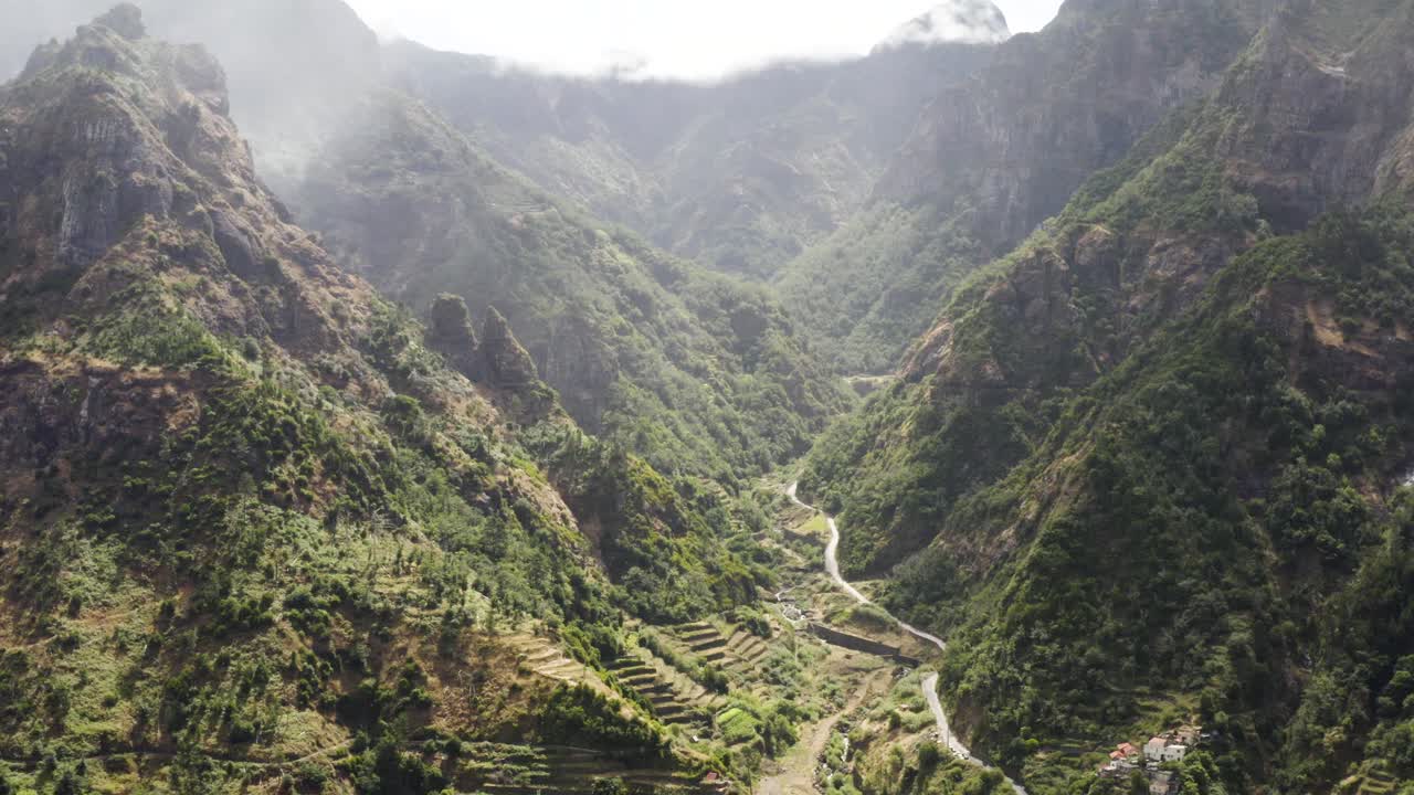 la antena vuela hacia atrás mostrando un hermoso paisaje en serra de agua, madeira, portugal