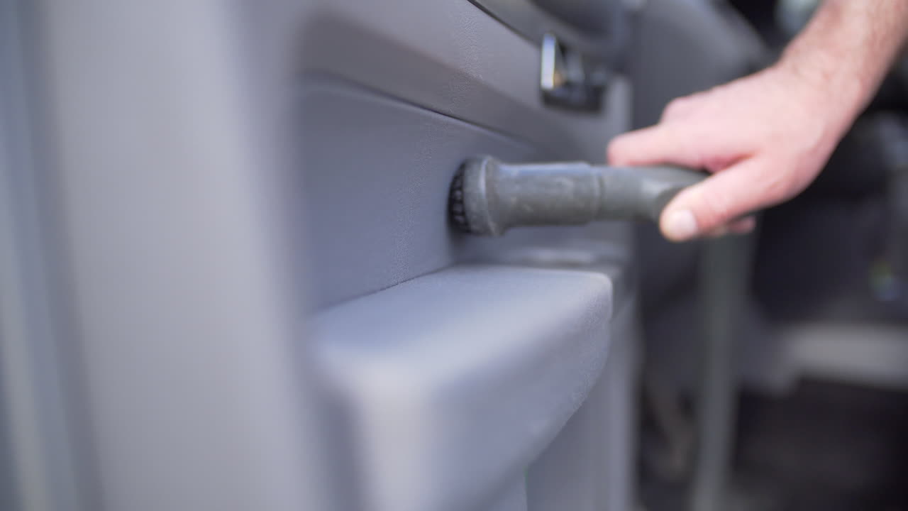 차를 후버링하는 남자